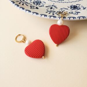 boucles d'oreilles dormeuses coeur chic rouge en acrylique effet velours