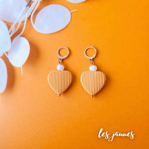 boucles d'oreilles dormeuses coeur chic jaune en acrylique effet velours