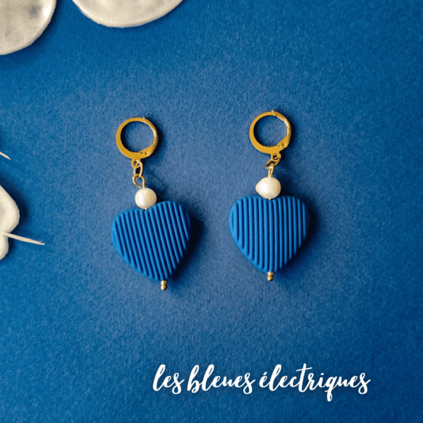 boucles d'oreilles dormeuses coeur chic bleu électrique en acrylique effet velours