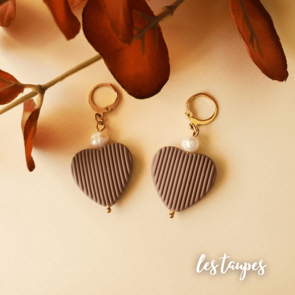 boucles d'oreilles dormeuses coeur chic taupe en acrylique effet velours